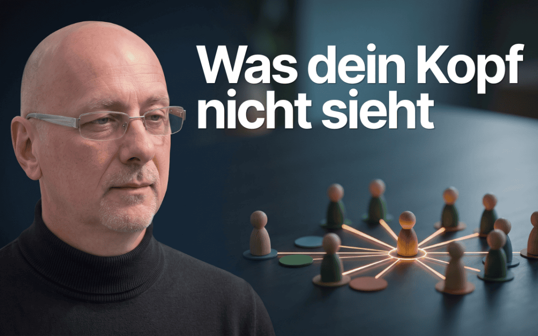 Ralf Musto, systemischer Coach, blickt auf ein digitales Systembrett mit Holzfiguren, Symbolbild für die Familienaufstellung als Einzelsitzung online