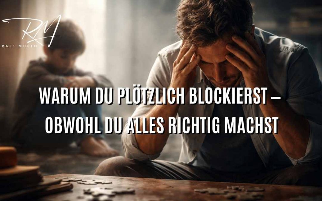 Erwachsener Mann wirkt blockiert, während sein inneres Kind im Hintergrund sitzt – Symbol für unbewusste emotionale Blockaden im Business