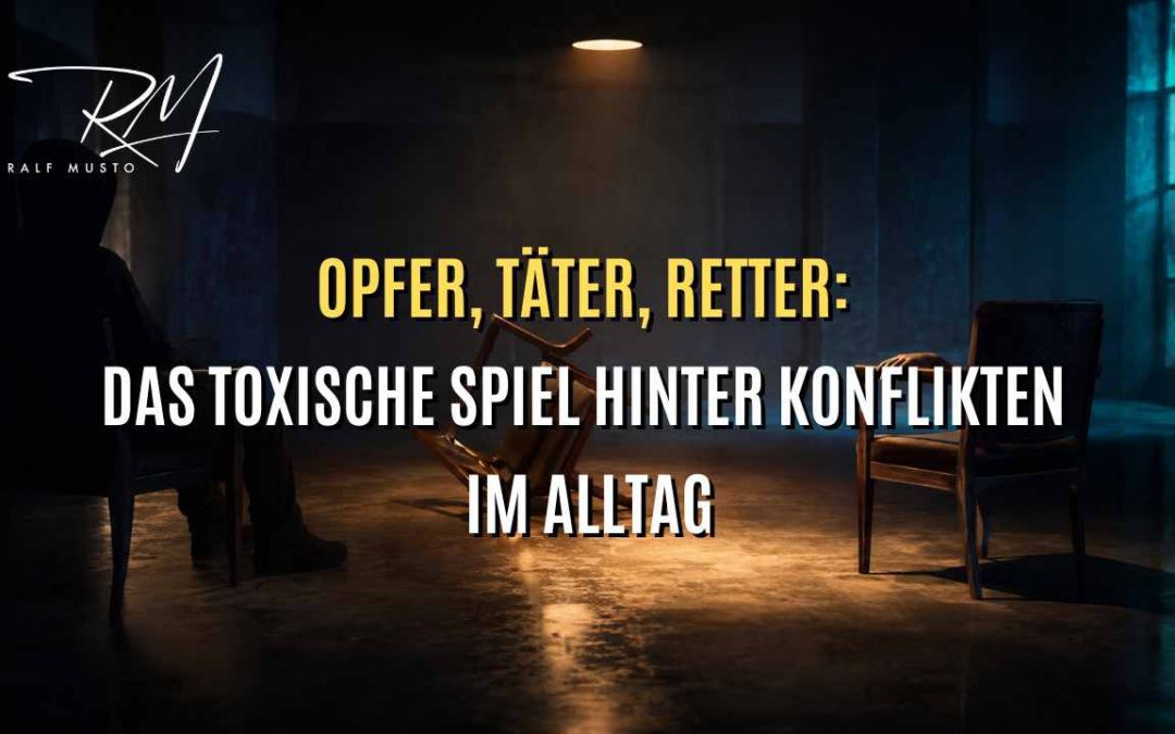 Drei Stühle in einem dunklen Raum symbolisieren das Karpman-Dramadreieck mit den Rollen Opfer, Täter und Retter in einer ungelösten Konfliktdynamik